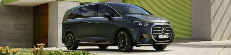 Mercedes-Benz VLE vor modernem Haus mit grünem Garagentor und gepflegtem Garten