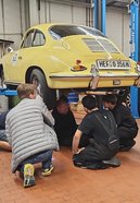 Porsche bei der Schloz Wöllenstein GmbH & Co. KG in der Werkstatt