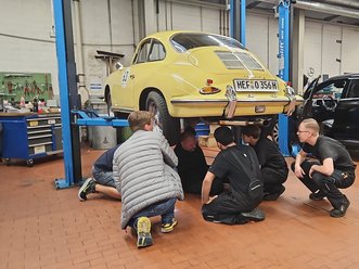 Porsche bei der Schloz Wöllenstein GmbH & Co. KG in der Werkstatt