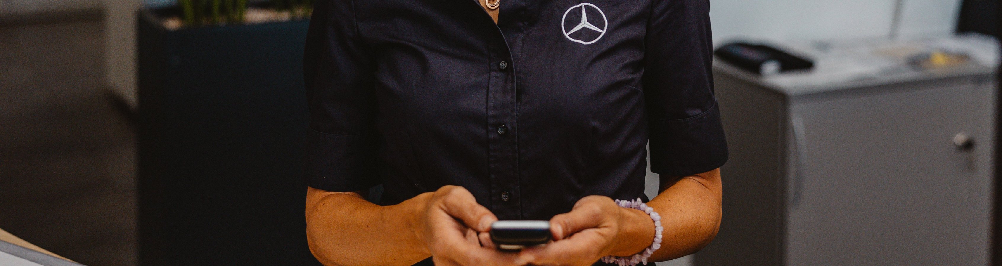 Mitarbeiterin mit Telefon in der Hand