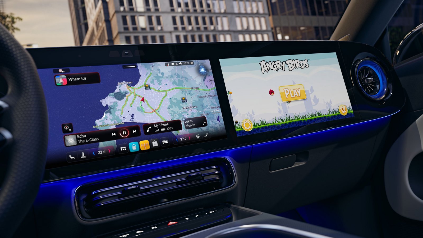 Zwei große digitale Displays im Armaturenbrett eines Mercedes-Benz CLA EQ Shooting Brake, links Navigationskarte, rechts das Spiel Angry Birds.