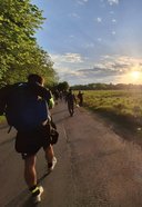 Teilnehmer beim 100km Marsch neben grünem Feld