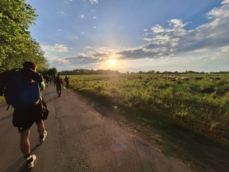Teilnehmer beim 100km Marsch neben grünem Feld