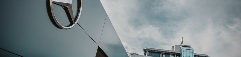 Fassade mit Mercedes-Benz Stern