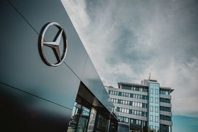 Fassade mit Mercedes-Benz Stern