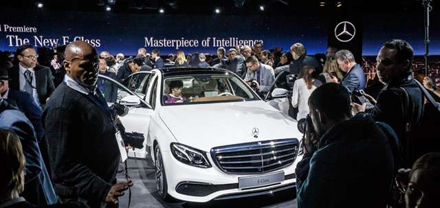 Internationale Auto-Show in Detroit präsentiert die neue Business-Limousine von Mercedes Benz.