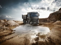 Mercedes-Benz LKW auf Baustelle