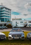 drei Mercedes-Benz Fahrzeuge vor dem Schloz Wöllenstein Standort Chemnitz