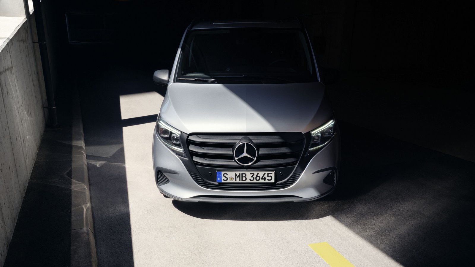 Frontansicht des Mercedes-Benz Vito Mixto im Schatten.