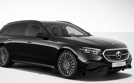 Schwarzer Mercedes-Benz E 220 d T-Modell Kombi von schräg vorne rechts vor weißem Hintergrund