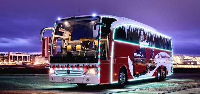 Der Weihnachtsmann fährt Mercedes-Benz Bus.
