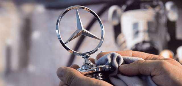 Die Daimler AG im neuen Silberlook.