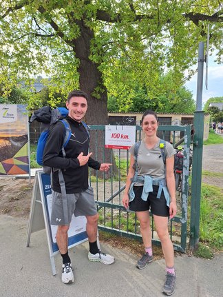 2 Mitarbeiter von Schloz Wöllenstein beim 100km Marsch