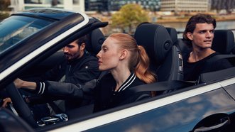 3 Personen im Cabrio