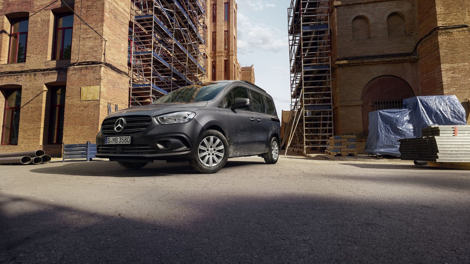 Grauer Mercedes-Benz Citan Tourer vor Baustelle