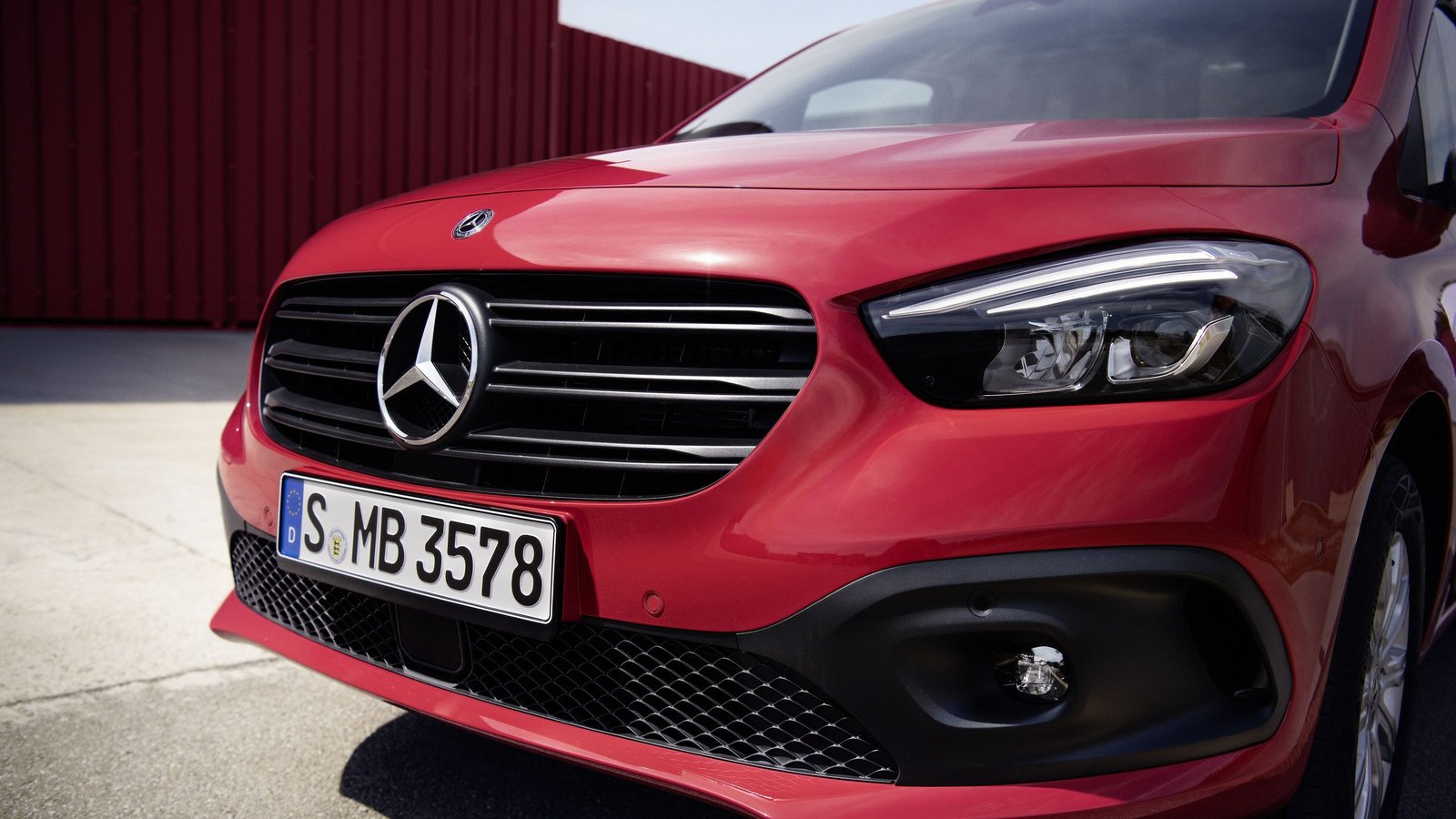 Mercedes-Benz Citan Kastenwagen in Rot, Frontansicht mit Fokus auf Kühlergrill und Scheinwerfer.