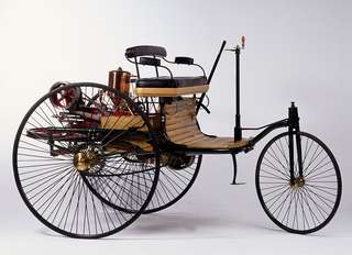 Benz Patent-Motorwagen, 1886 (Nachbau). Am 29. Januar 1886 meldete Carl Benz sein "Fahrzeug für Gasmotorenbetrieb" zum Patent an. Bildnachweis: Daimler AG