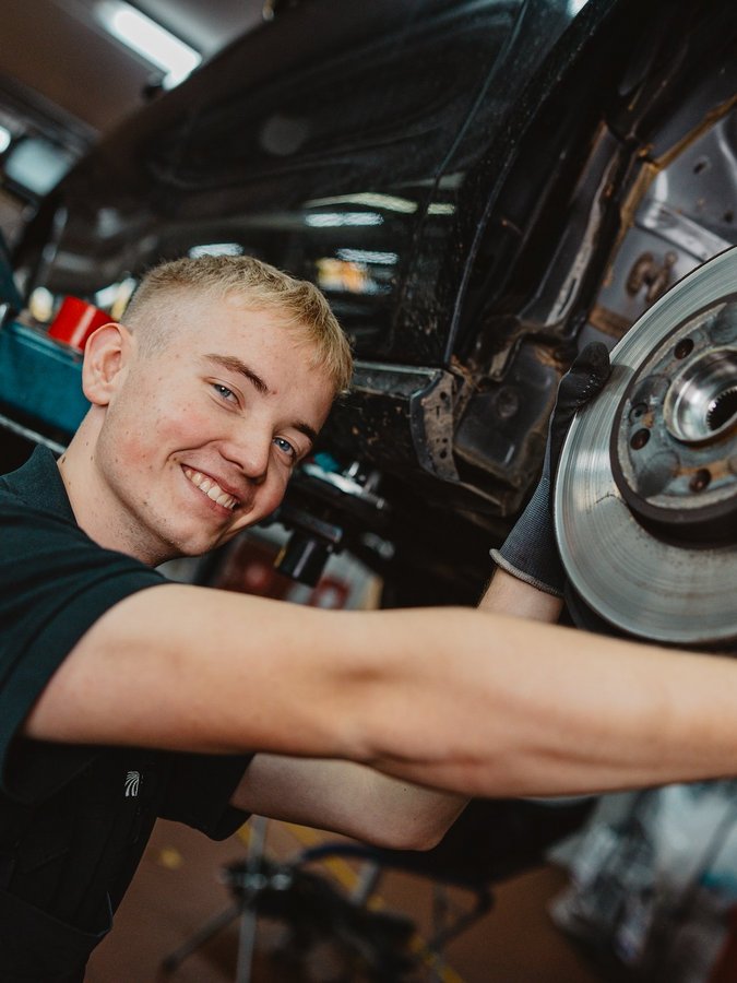 Mechatroniker bei der Arbeit