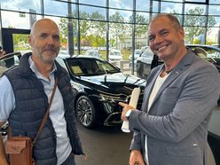 Mehrere Personen beim Event 'Cars & Innovation' von Schloz Wöllenstein