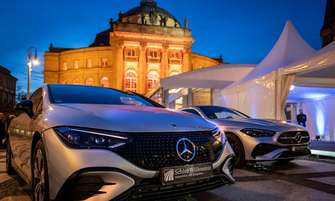 Mercedes-Benz Fahrzeuge vor dem Opernhaus Chemnitz