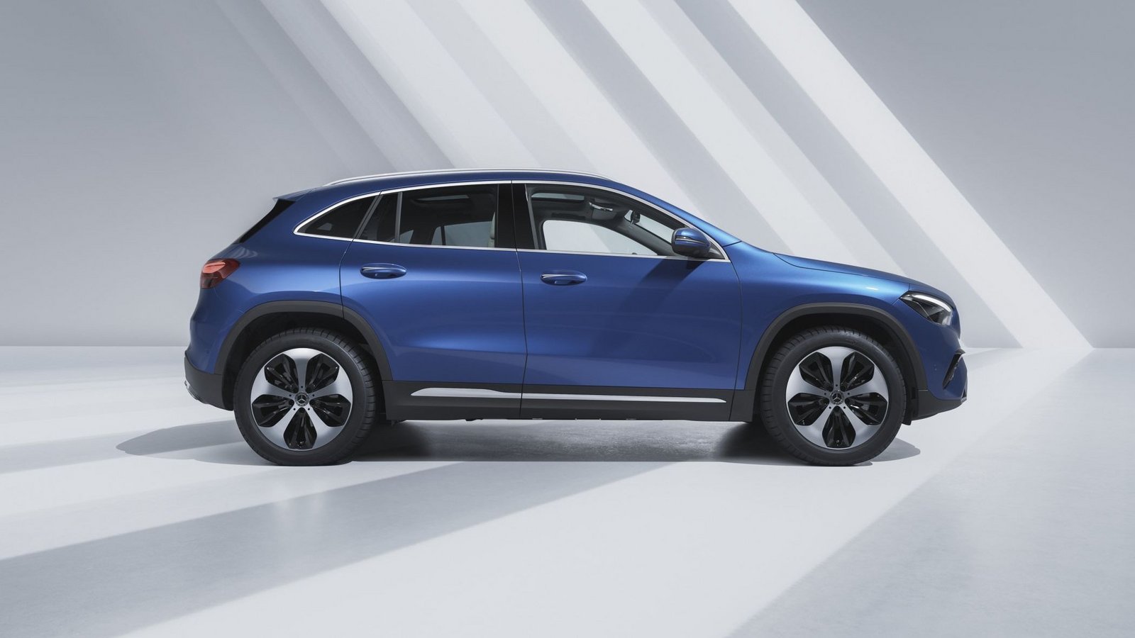 Mercedes-Benz GLA in blau, Seitenansicht in einem hellen weitläufigen Raum.