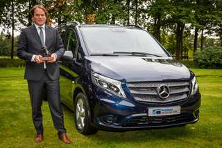 Fachpreis „Van des Jahres 2016“ für den Mercedes-Benz Vito – überreicht an Jorus Vos, Leiter Marketing und Sales Mercedes-Benz Vans Niederlande.