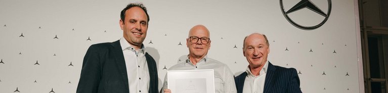 Foto von David Perdomo Hollatz, Peter Andreas und Ralf Rothermel mit der Auszeichnung