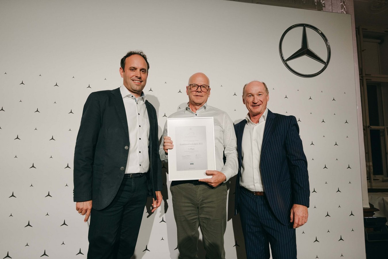 Foto von David Perdomo Hollatz, Peter Andreas und Ralf Rothermel mit der Auszeichnung