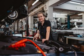Mitarbeiter:in im PKW Service