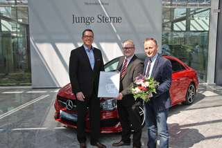 Junge Sterne All Stars Auszeichnung - Herr Feil, Vertreter der Daimler AG (l.) mit Gewinner Sten Kaiser und Sven Naumenn, Verkaufsleiter Pkw Gebrauchtwagen (r.)