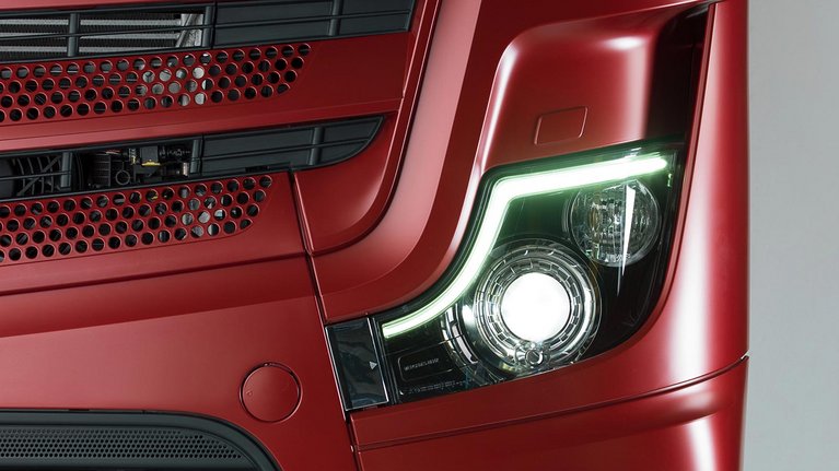 Mercedes-Benz Actros mit LED-Tagfahrlicht