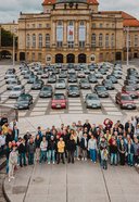 Große Gruppe von Menschen steht vor einer Vielzahl klassischer Mercedes-Benz Oldtimer auf dem chemnitzer Opernplatz zwischen historischen Gebäuden