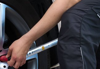 Mechaniker beim Räderwechsel