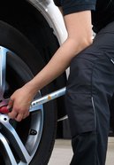 Mechaniker beim Räderwechsel