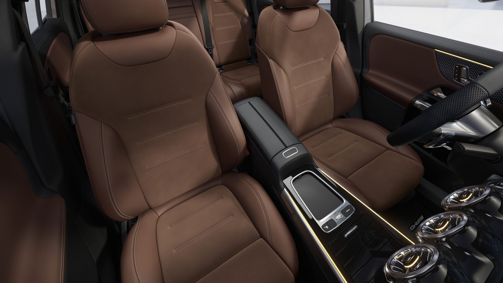 Innenraum des Mercedes-Benz GLB mit luxuriösen Vordersitzen in braunem Leder, großzügigem Platzangebot, stilvoller Mittelkonsole und Panoramadach.