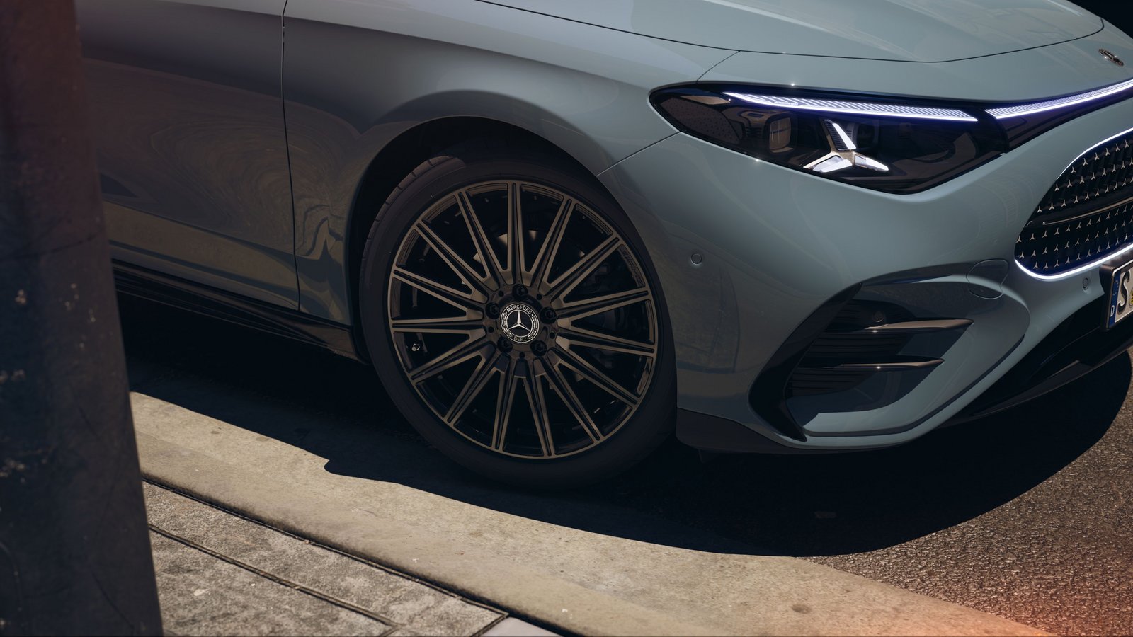 Nahaufnahme der vorderen linken Fahrzeugseite eines Mercedes-Benz CLA 2026 mit markantem Rad und Scheinwerfer