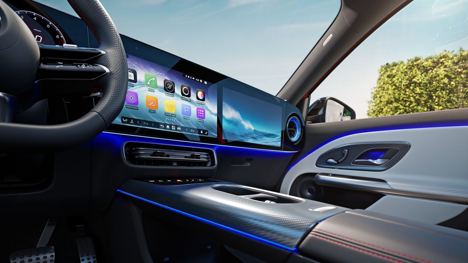 Innenraum des Mercedes-Benz GLB 2026 mit digitalem Kombiinstrument, großem Touchscreen, blauem Ambientelicht und sportlich gestalteten Sitzen