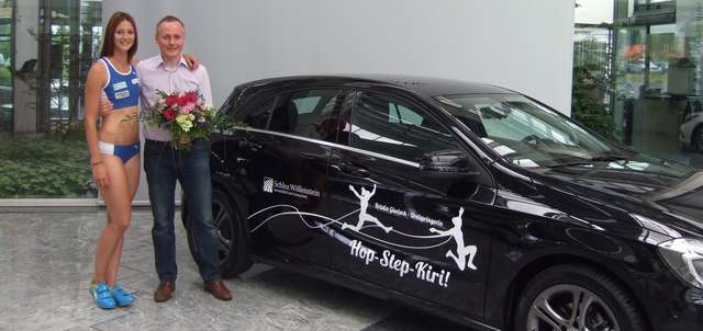 Leichtathletik-Stern Kristin Gierisch mit einem Mercedes-Benz von Schloz Wöllenstein. 